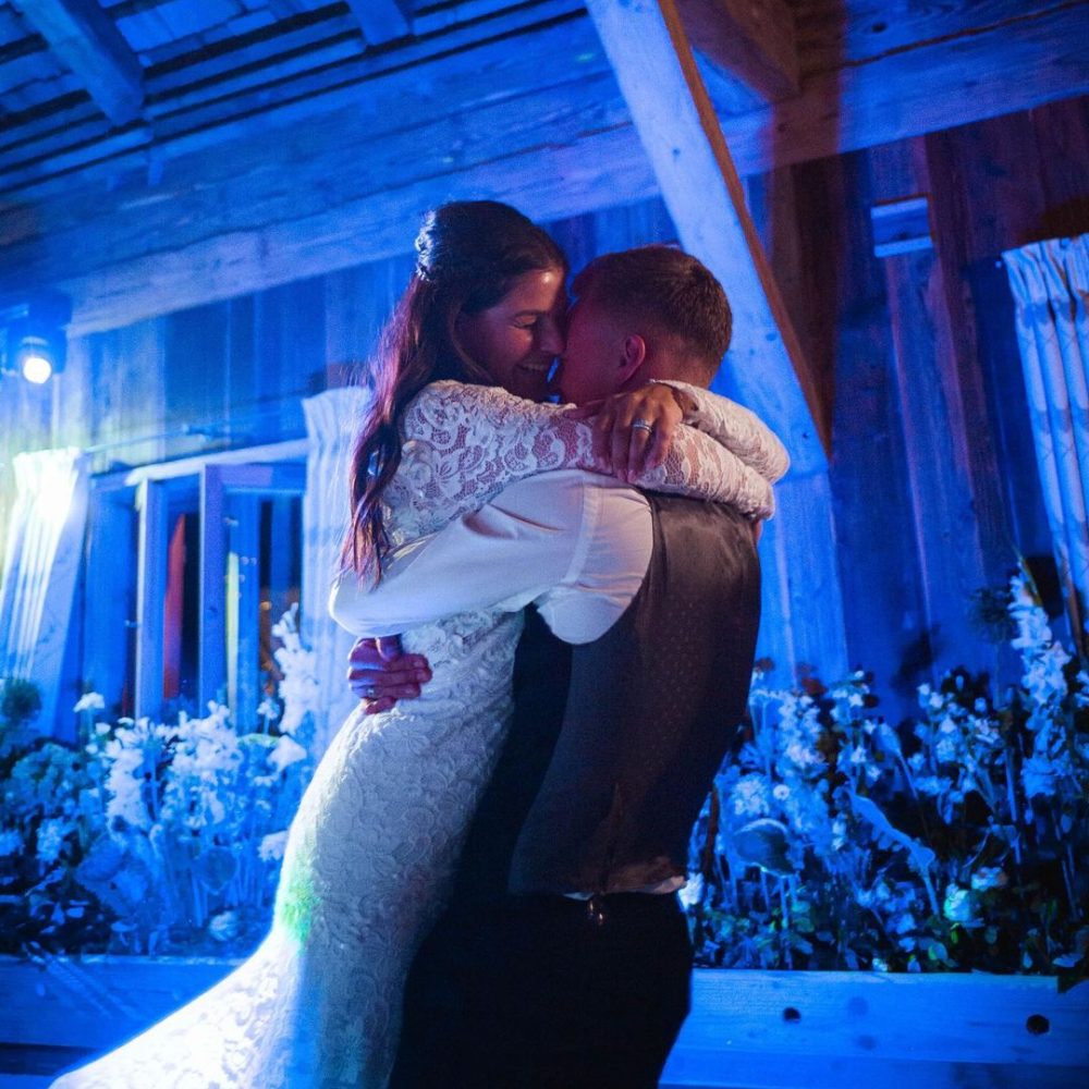 Lina und Joshua Kimmich umarmen sich innig auf ihrer Hochzeit im Juni 2022.